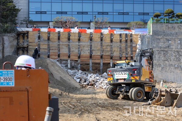 지난 20일 고려대 서울캠퍼스 인문관 부지에서 옹벽이 세워지고 있다.