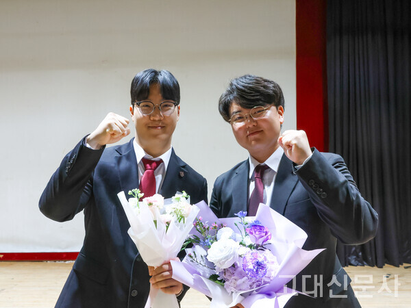 지난달 26일 이정원 서울총학생회장 당선인과 한재민 서울부총학생회장 당선인이 개표 결과를 듣고 환호하고 있다.