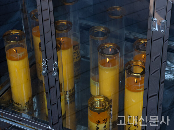 초공양은 자신을 태워 한 모습에 머물지 않고 끊임없이 어둠을 몰아내 나와 타인 모두를 이롭게 한다는 의미를 가진다.