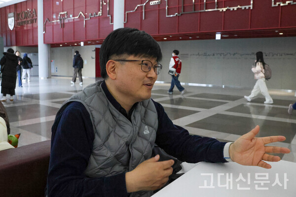 CCC 소속 백주호 목사. “학생들이 찬양하는 모습을 보는 게 즐거워요.” 