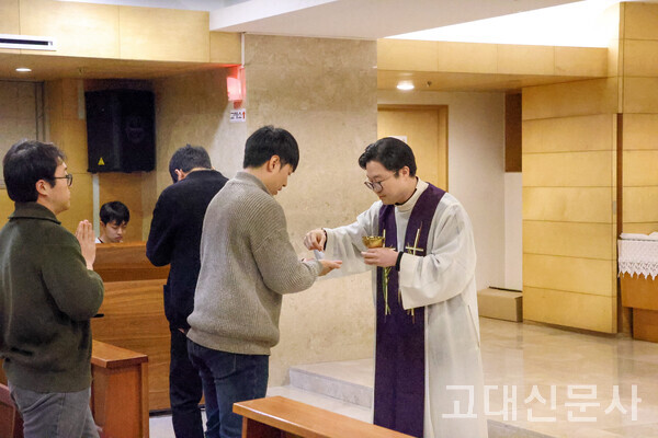 본교 천주교 동아리 젊은 예수는 매주 목요일 제기동 성당에서 미사를 드린다. 천주교에서는 미사마다 성찬례를 진행한다. 