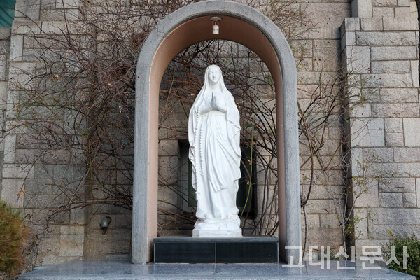 제기동 성당 앞 성모 마리아상. 천주교에서는 예수님과 하느님을 섬기고 성모 마리아를 공경한다. 