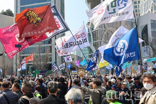 탄핵 찬성 측 깃발부대는 “우리가 승리했다”며 깃발을 높이 들어 세차게 흔들었다. 고려대 민주동우회도 행렬에 참가했다.