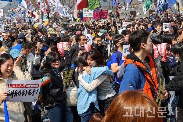 탄핵 찬성 측 시민들은 껴안고 울며 자축하기도 했다.