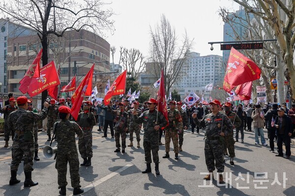 해병대 자유통일 추진본부는 윤석열 전 대통령 탄핵 반대 집회를 이끌었다.