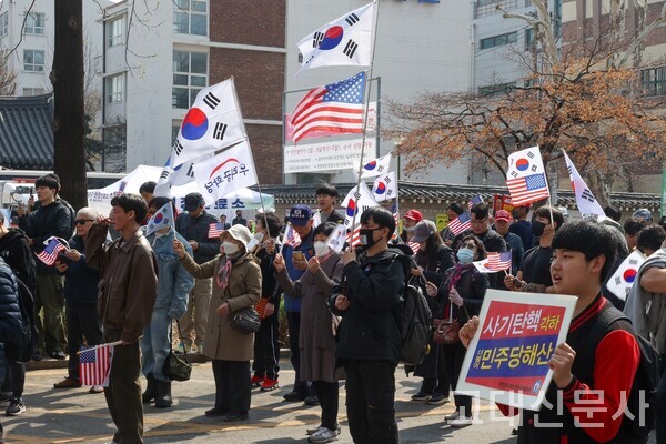 탄핵을 반대하는 시민들은 태극기와 성조기를 들고 거리에 나섰다.