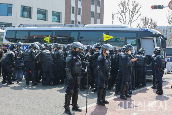 전국 경찰에 갑호비상이 발령된 4일, 경찰은 헌법재판소 앞에서 비상사태에 대비했다.