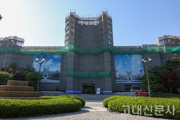 인촌기념관 공사로 많은 동아리가 외부 공간을 대관해 공연을 진행하고 있다.