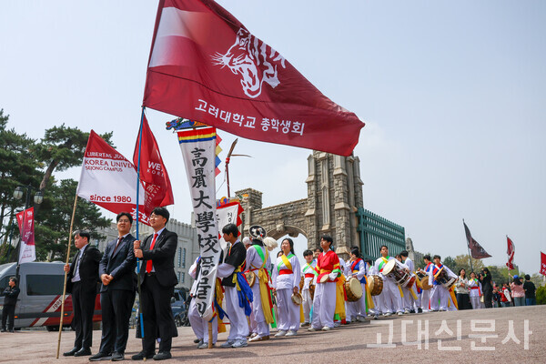 총학생회장단과 고려대풍물패연합이 행렬의 선두에서 교문을 나서고 있다.