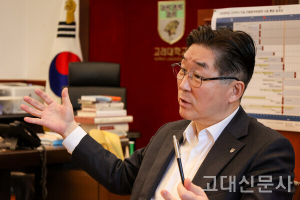 “세상이 빠르게 변하고 있기 때문에 대학도 관성을 깨고 변화해야 합니다. 사회 리더를 양성하는 고려대의 학풍을 토대로 세계 대학의 통섭을 이끌겠습니다.”