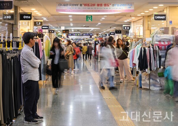 서울고속버스터미널 지하상가 고투몰에서 한 상인이 행인들을 바라보고 있다. 600개가 넘는 고투몰 상가의 80%는 불법 전대 중이다.