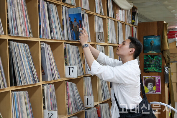 회현 지하도상가 내 LP가게에서 한 손님이 LP판을 고르고 있다.