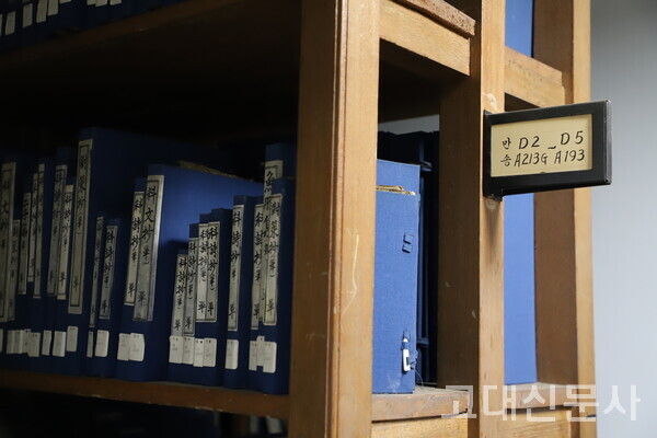 본교 대학원 중앙도서관 2층에 위치한 한적실은 국보 291호로 지정된 〈용감수경〉, 〈삼국유사〉와 〈용비어천가〉를 비롯한 보물 10점 등 7700책에 달 하는 귀중서를 보관 중이다. 매달 마지막 주 금요일 신청을 받아 귀중서고 투어를 진행하고 있다.