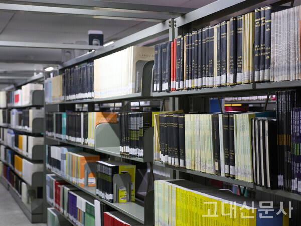 본교 중앙도서관 서고 3층에 위치한 서양서 연속간행물 자료실. 본교는 연속간행물과 저널을 보관하는 동시에 디지털화하고 있다.