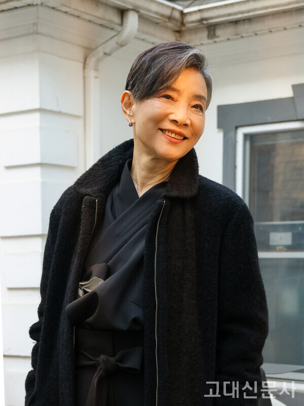 자세를 잡고 서 있는 시니어 모델 윤영주(여·77) 씨의 모습.