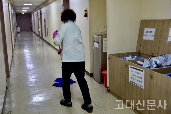 윤영희(여·67) 씨가 고려대 세종캠 정의관 3층 복도를 청소하고 있는 모습.