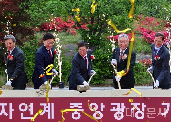 지난 5일 열린 자연계 중앙광장 기공식에 김동원 총장, 승명호 교우회장 등이 참석했다.