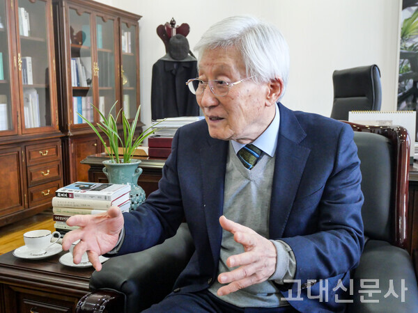 이진강 이사장은 “누구나 될 수 있는 냉철한 검사보단 따뜻한 검사를 지향했다”며 “그럼에도 원칙을 지켜 정의를 실현해야 한다”고 말했다.