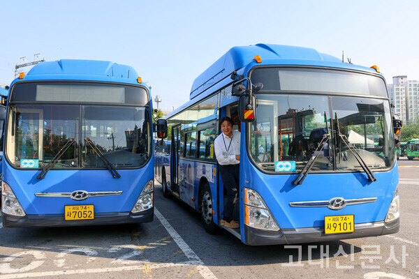 중랑공영차고지에서 출발 준비를 마친 273번 버스에 버스 기사 김재철(남·44) 씨가 서 있다.