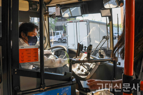 승객과 반갑게 인사하는 김재철 씨. 김 씨는 입사 때부터 승객과 인사하는 것이 습관이 됐다고 한다.