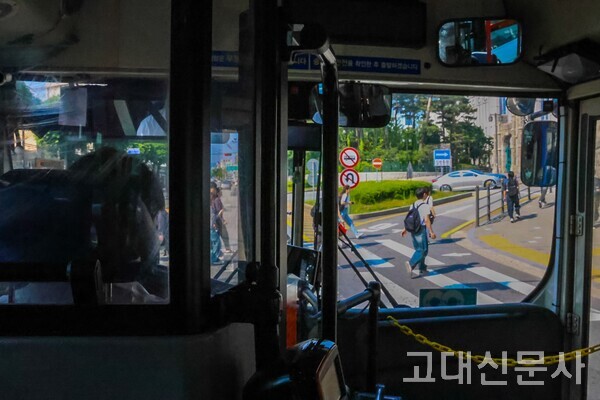 273번 버스가 본교 정문을 지나고 있다. 김재철 씨는 운행 경로 중 본교 정문을 지나는 순간을 가장 좋아한다. “이곳을 지날 때 학생들의 생기와 캠퍼스의 낭만이 가장 잘 느껴져요.”