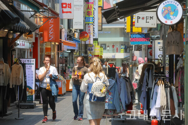 외국인 관광객들이 명동 거리를 거닐고 있다. 지난해 한국을 방문한 외국인 관광객은 1673만 명으로 코로나19 이전의 활기를 되찾아가고 있다.