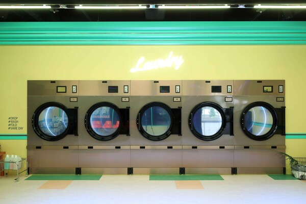 서울특별시 중구에 위치한 하이커 그라운드. 관광객들은 지하철, 코인세탁소 등 한국인의 일상 공간처럼 꾸며진 공간에서 사진을 찍을 수 있다.