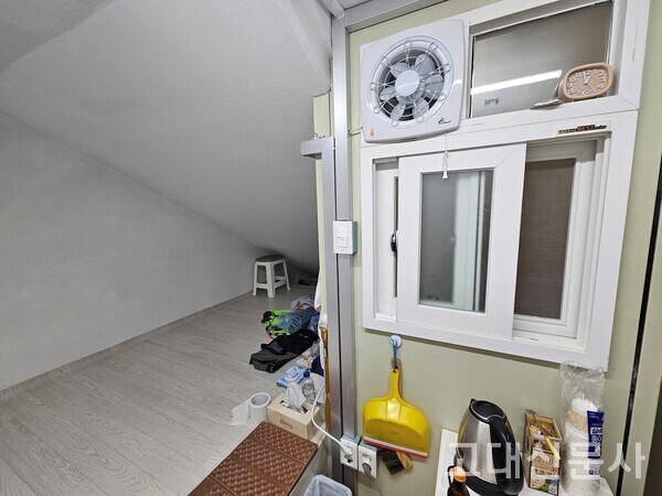 고려대 자연계 캠퍼스 애기능생활관 1층 계단 아래 공간에 마련된 2평 남짓 휴게실은 4명이 시간대를 나눠 사용한다.