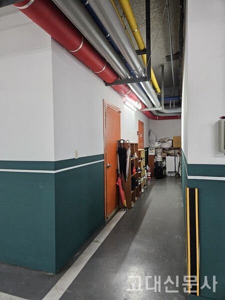 하나스퀘어 지하 2층 휴게실은 수시로 매연이 들어와 신문지와 박스테이프로 문틈을 막아뒀다.