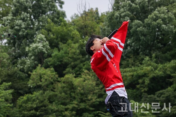 중앙동아리 TERRA의 조준표(공과대 전기전자22) 씨가 힙합 공연을 선보이고 있다.