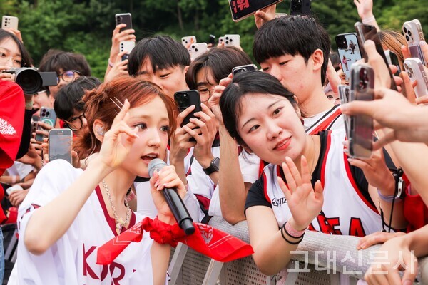 걸그룹 키키의 지유 씨와 학생이 함께 카메라를 보며 영상을 찍고 있다.