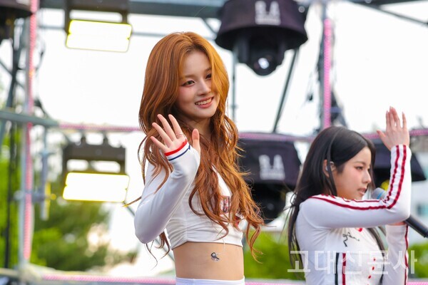 지난해 석탑대동제에 이어 올해는 입실렌티로 방문한 걸그룹 엔믹스의 설윤 씨가 학생들에게 인사를 건네고 있다.