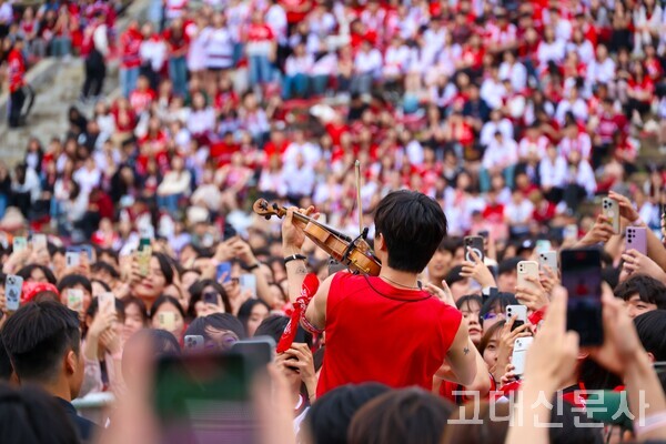밴드 루시의 바이올리니스트 신예찬 씨가 학생들 사이에서 바이올린을 연주하고 있다.