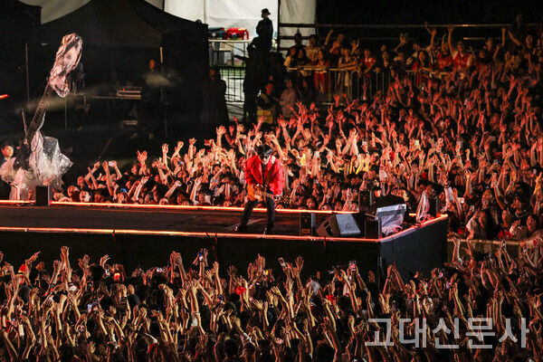 밴드 YB의 보컬 윤도현 씨가 ‘Rebellion’을 부르며 행사 분위기를 고조시켰다.