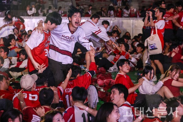 열띤 판쓸이 응원을 하는 학생들의 모습.