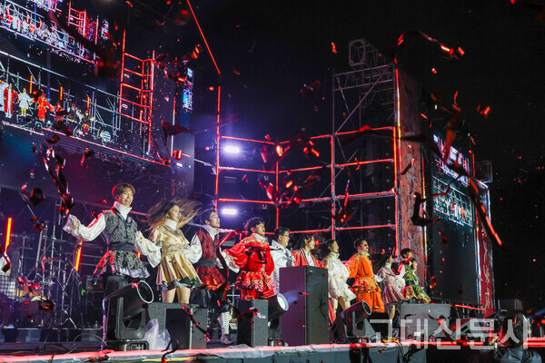 김동원 총장과 응원단 동작부가 ‘뱃노래’로 행사의 마지막을 장식했다.