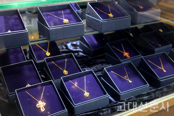 서울 종로구 봉익동에 있는 주얼리 제조업체에 목걸이가 진열돼 있다. 남경주 서울주얼리지원센터장은 "종로의 주얼리가 품질 대비 저렴한 가격으로 특화하며 브랜드 정체성 정립에는 소홀했다"고 말했다.