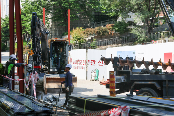 고려대 서울캠퍼스 인문관 부지에서 공사가 진행되고 있다. 옛 홍보관 자리에 세워질 인문관은 2027년 3월 준공 예정이다.