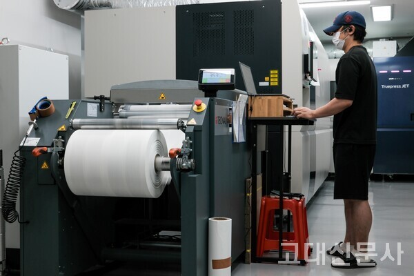 서울시 중구 필동 소재의 한 인쇄 공장. 김윤중 서울인쇄정보산업협동조합 이사장은 "재개발에 앞서 기계를 옮길 공간이 마련돼야 한다"고 말했다.