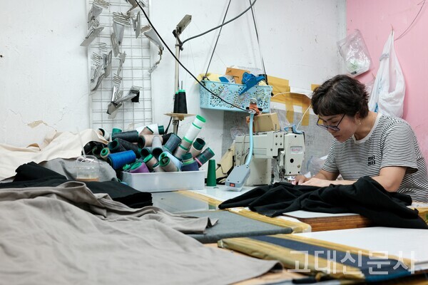 서울시 성북구 종암동에서 봉제 업체를 운영하는 김춘화(여·55) 씨는 "일감이 없고 공임이 낮아 주위에 문을 닫은 업체가 많다"고 말했다.
