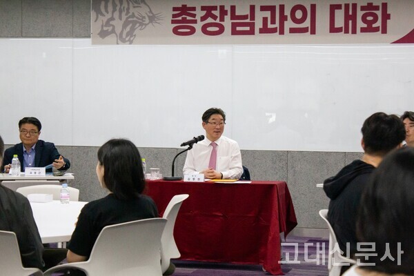 6월 19일 SK미래관에서 김동원 총장이 학생들의 질문에 답하고 있다.