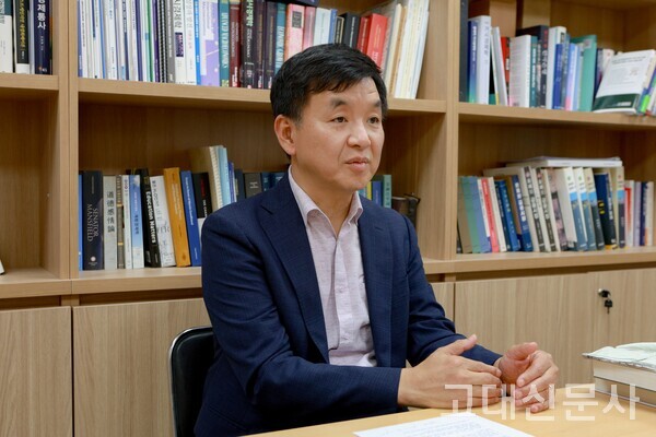 김진일 교수가 25일 열리는 제10회 NIF 진행에 앞서 제임스 로빈슨 교수에 대해 설명하고 있다.