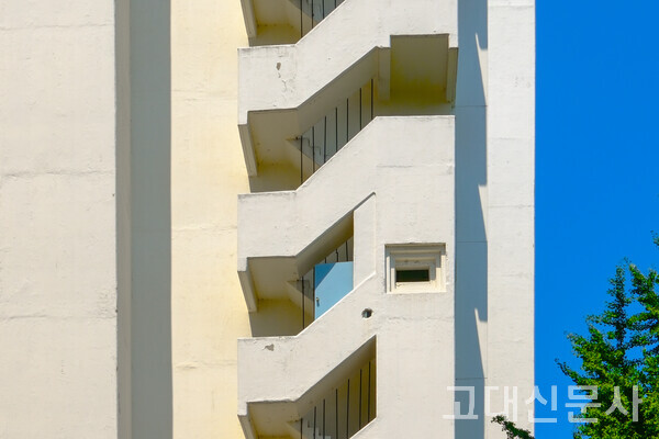 압구정 현대아파트 계단 벽에 기관포 포대가 남아 있다.