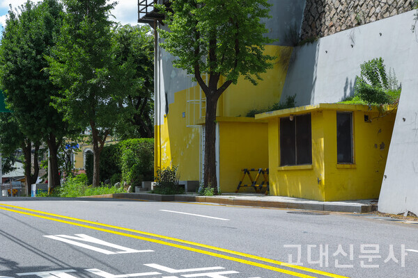 부암동 도로에 방치된 검문소의 모습.