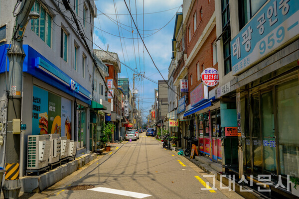과거 경춘선이 지나던 고산자로에 가게가 들어선 모습. 양옆의 건물은 철길의 흔적으로 인해 직선으로 뻗어 있다.