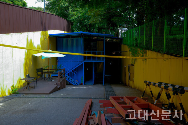 안기부의 지하 취조실이 있던 제6별관은 현재 서울 유스호스텔의 주차장 인근에 방치돼 있다.