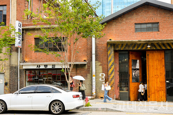 카페 성수동대림창고갤러리에 손님이 들어가고 있다.