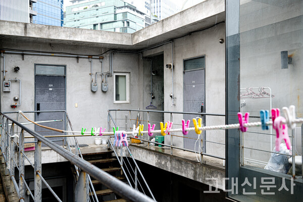 빨랫줄이 널려있는 구로구의 벌집.