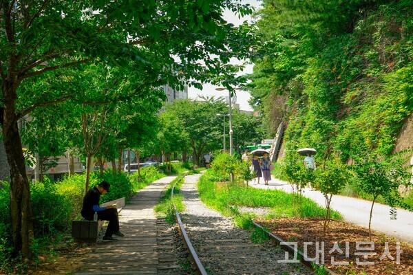 경춘선 숲길에서 사람들이 휴식을 취하고 있다.