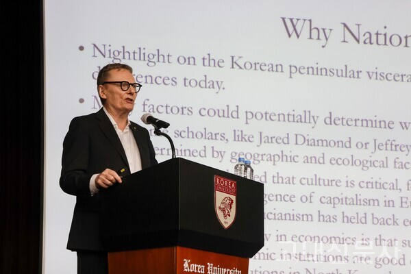 고려대 서울캠퍼스 대강당 김양현홀에서 제임스 앨런 로빈슨(James Alan Robinson, 미국 시카고대) 교수가 강연하고 있다.